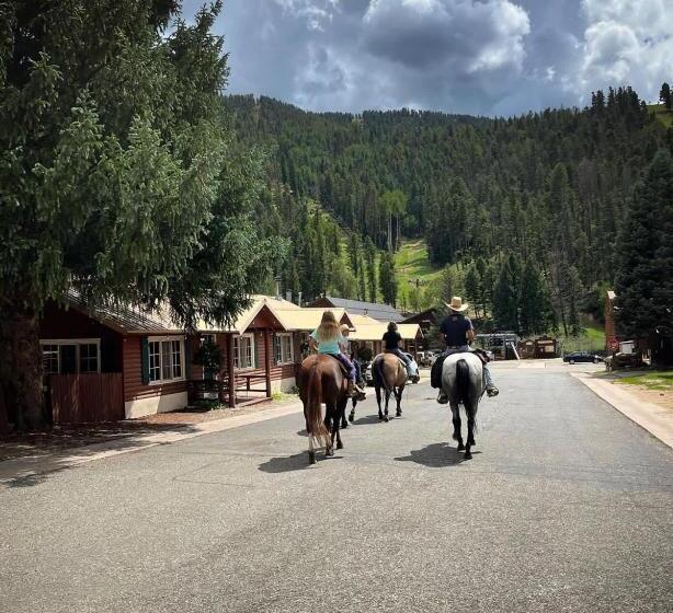 فندق Three Bears Lodge