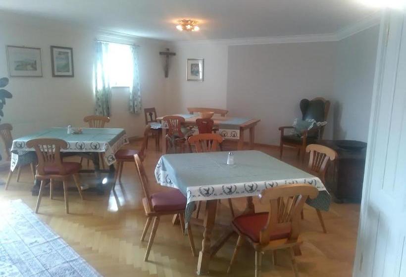 ペンション Attersee Gartenvilla