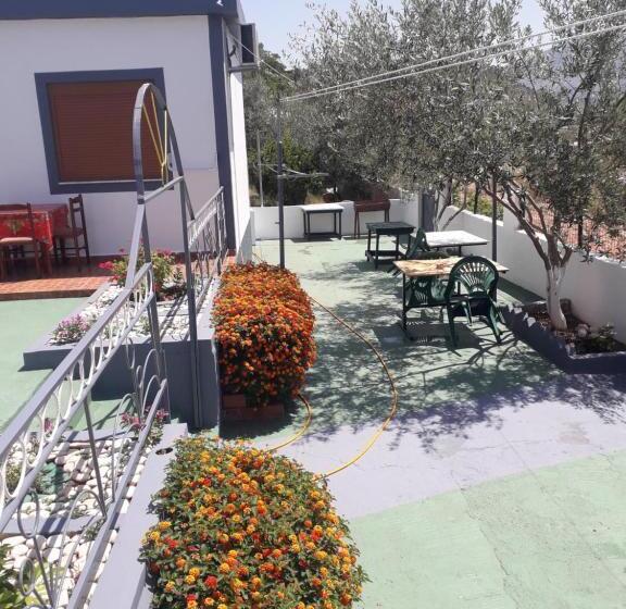 پانسیون Petrit Guesthouse