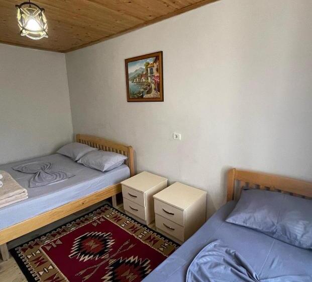 پانسیون Guesthouse Gjin Thana