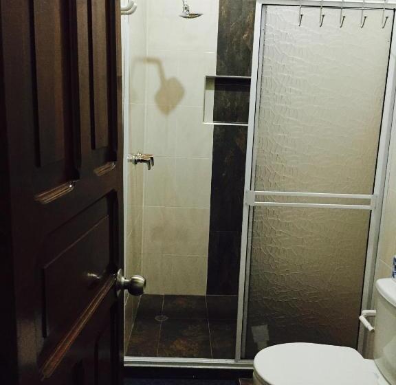 پانسیون Casa Helga A Dos Cuadras De La Basílica, Casa Entera Con Jardín Amplio, 6 Habitaciones, 5 Baños, Coc