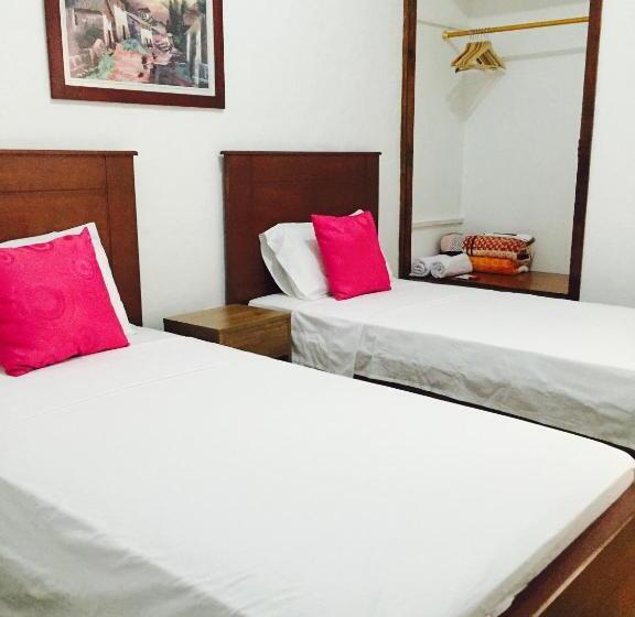 پانسیون Casa Helga A Dos Cuadras De La Basílica, Casa Entera Con Jardín Amplio, 6 Habitaciones, 5 Baños, Coc