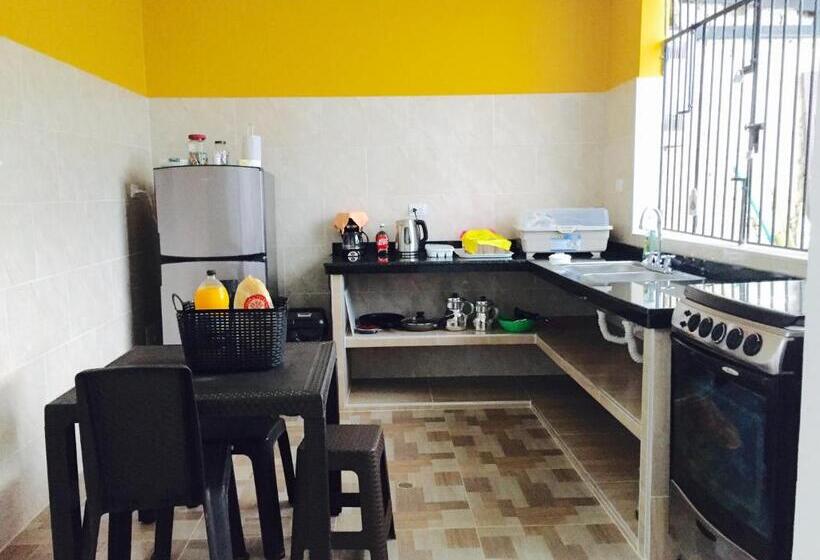 پانسیون Casa Helga A Dos Cuadras De La Basílica, Casa Entera Con Jardín Amplio, 6 Habitaciones, 5 Baños, Coc