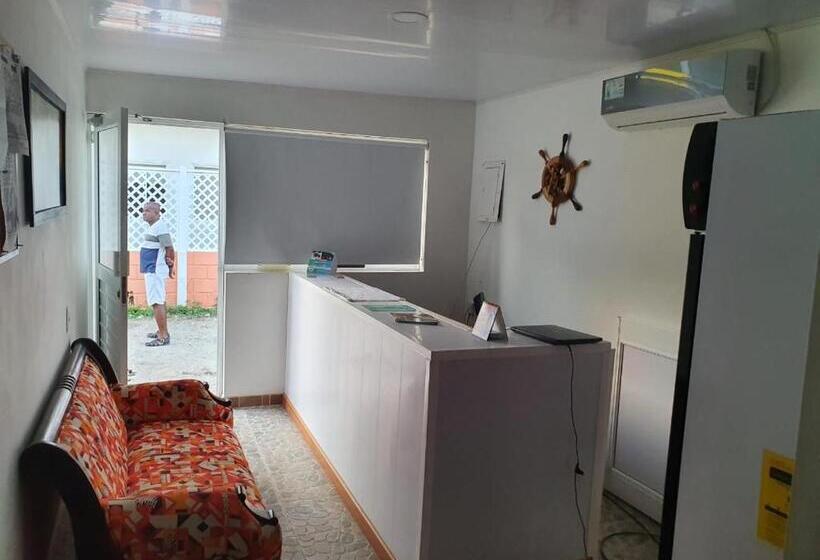 پانسیون Victoria S Gennie Bay Village Hostal