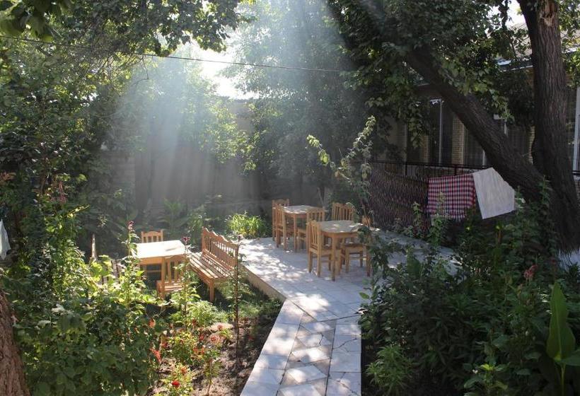 بنسيون Guest House Ruslan Nurata & Tours