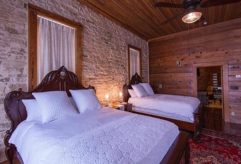 Общежитие Upstairs Inn
