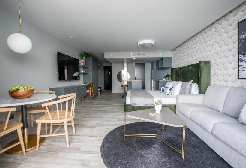 Ocean View Deluxe Suite: Pvt. Beach & Pool