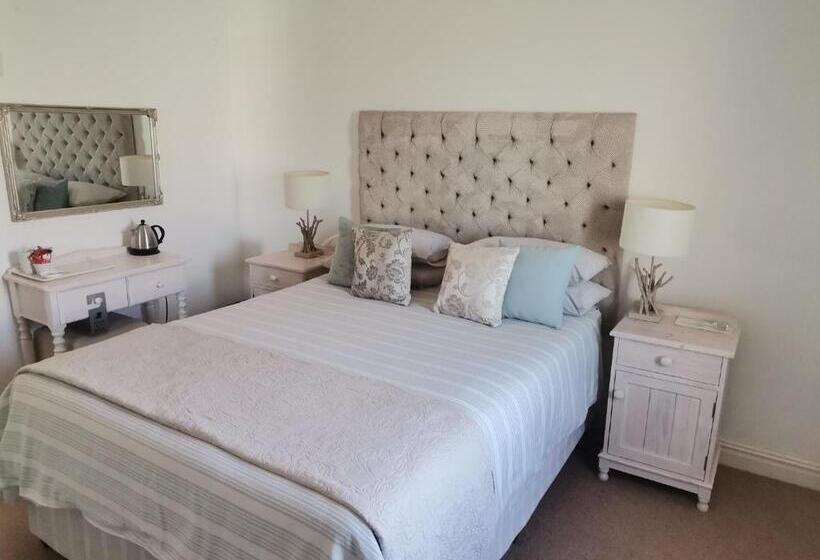 בית מלון כפרי Russells On The Port