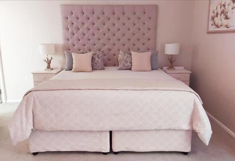 בית מלון כפרי Russells On The Port