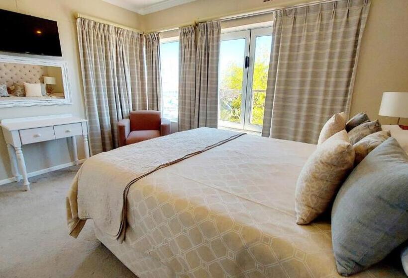 בית מלון כפרי Russells On The Port