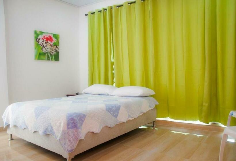 هاستل Roxi S Place