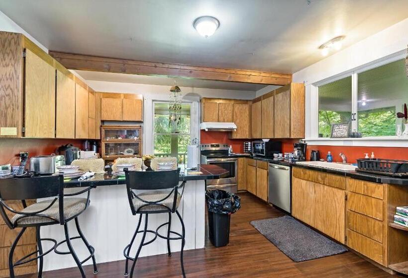 فندق صغير Mountain Meadows Inn & Chalet Suites