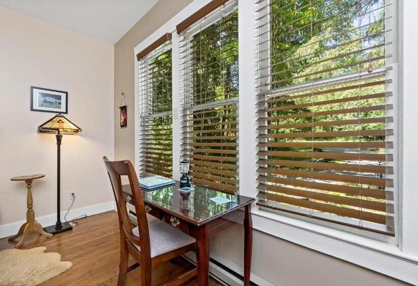 فندق صغير Mountain Meadows Inn & Chalet Suites