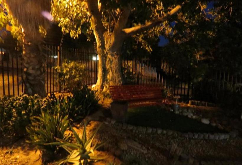 بنسيون Coral Tree Guest Rooms