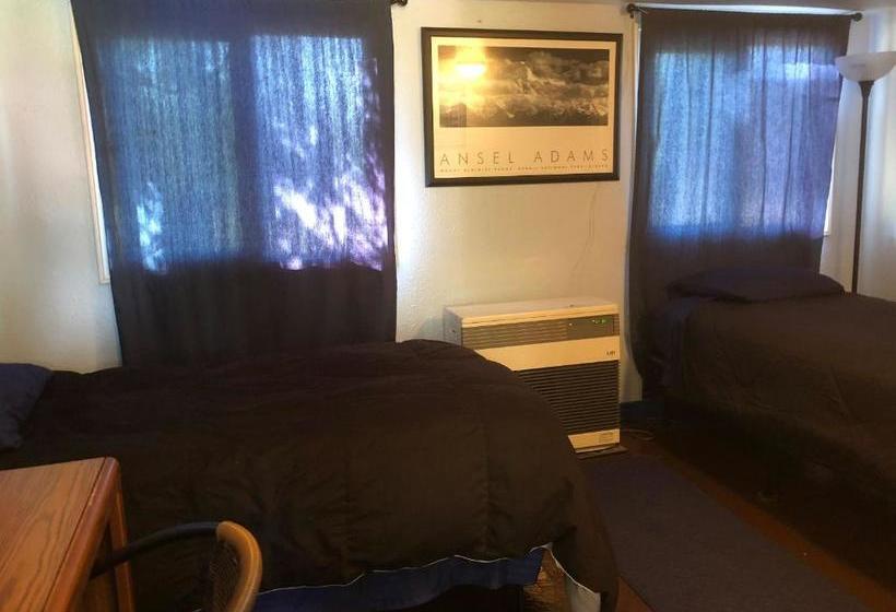 הוסטל Uncle Nicolai S Inn B&b