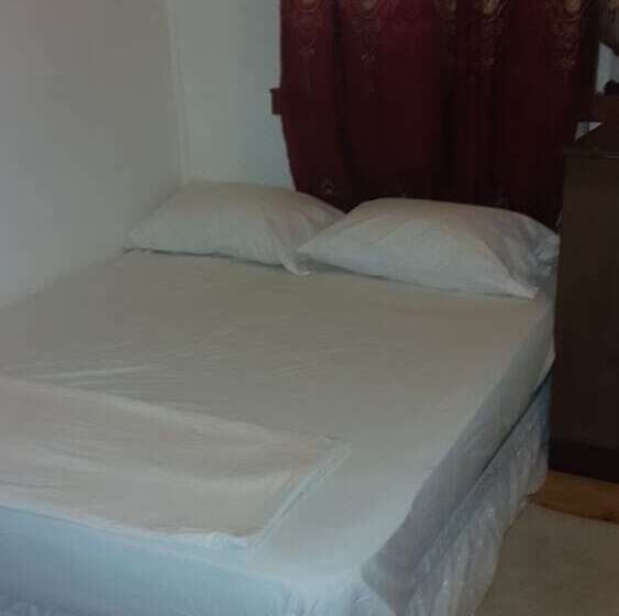 پانسیون Julian Guest House