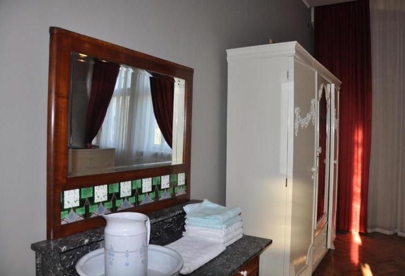 پانسیون Guest House Anna Caffe