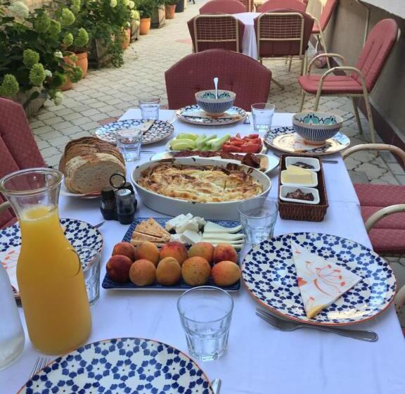 پانسیون Guest House Anna Caffe