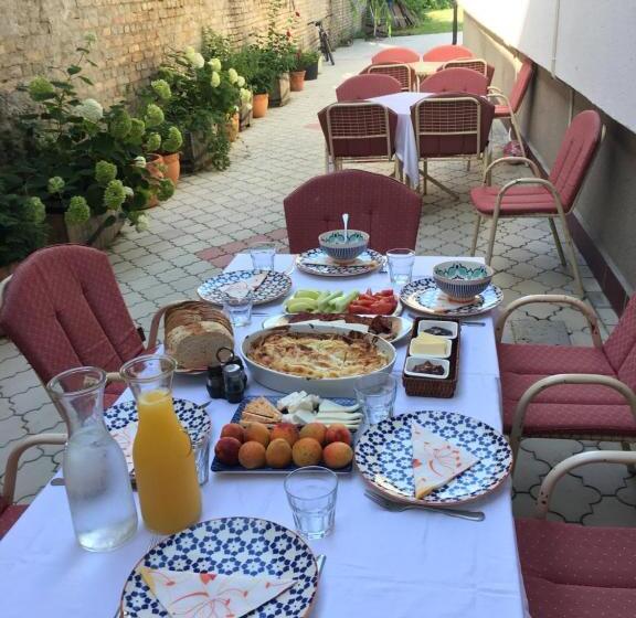 پانسیون Guest House Anna Caffe