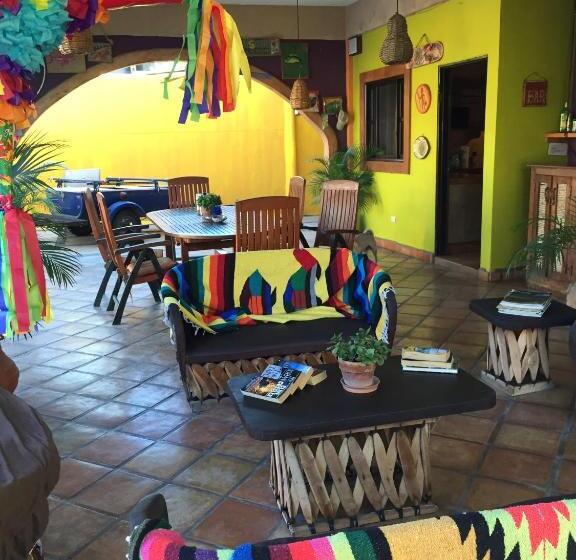 پانسیون Leo's Baja Oasis