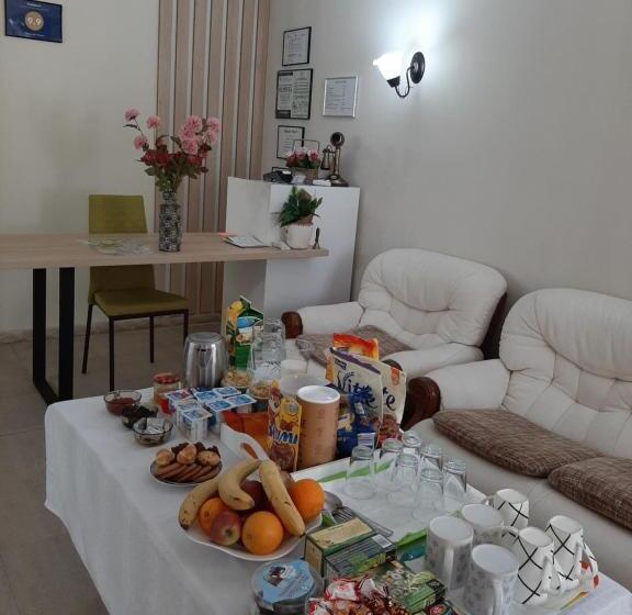پانسیون Alexander House