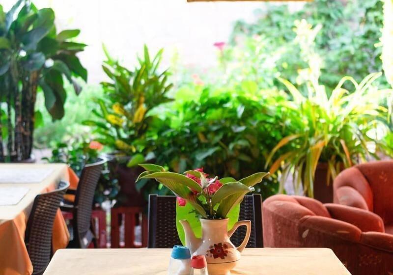 پانسیون Hostal Tongo Reef