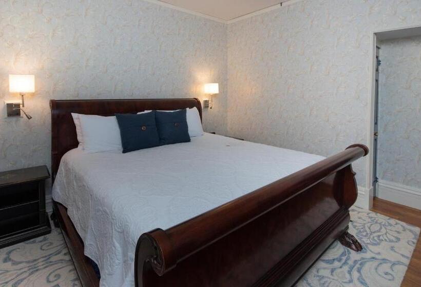 הוסטל Strong House Inn