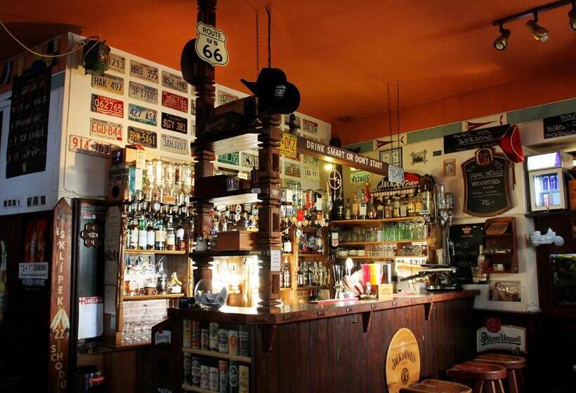 Pension Alfa & Whisky Pub