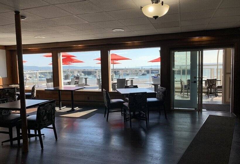 هاستل Dockside Suites
