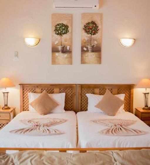Пансион A White House Guest House