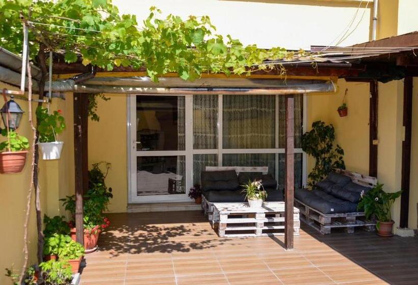 پانسیون Edelvais Guest House