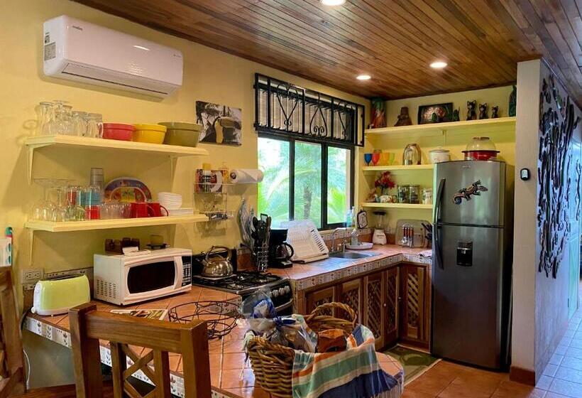 پانسیون Encantada Guest House