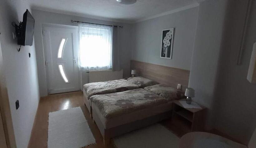 ペンション Hajnalka Vendégház