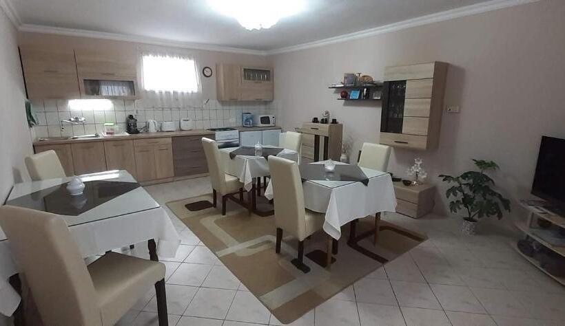 ペンション Hajnalka Vendégház