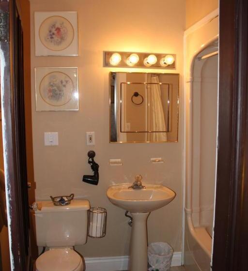 Общежитие Carriage House Inn