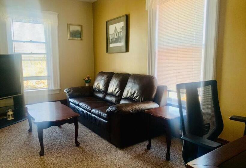هاستل Carriage House Inn