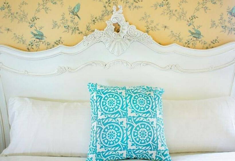 تختخواب و صبحانه Live For You