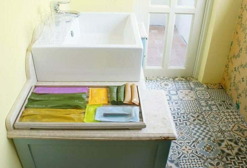 تختخواب و صبحانه Live For You