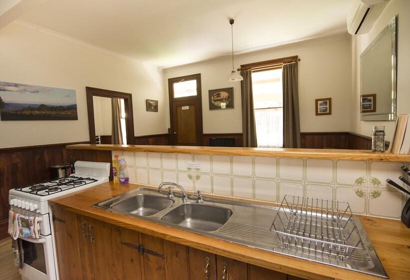 Хостел Creek Cottage