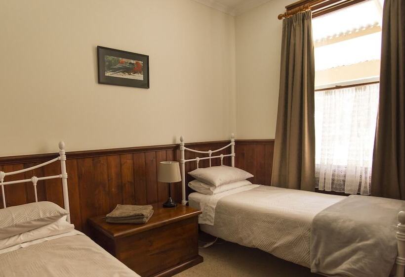 Хостел Creek Cottage