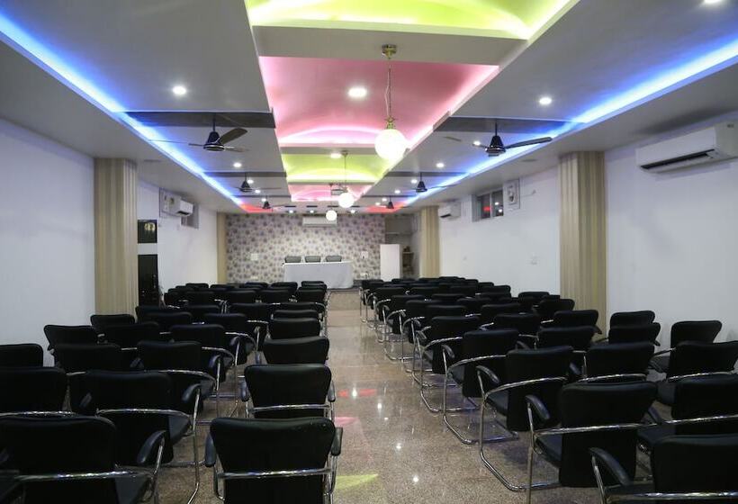 فندق Dhanraj Palace