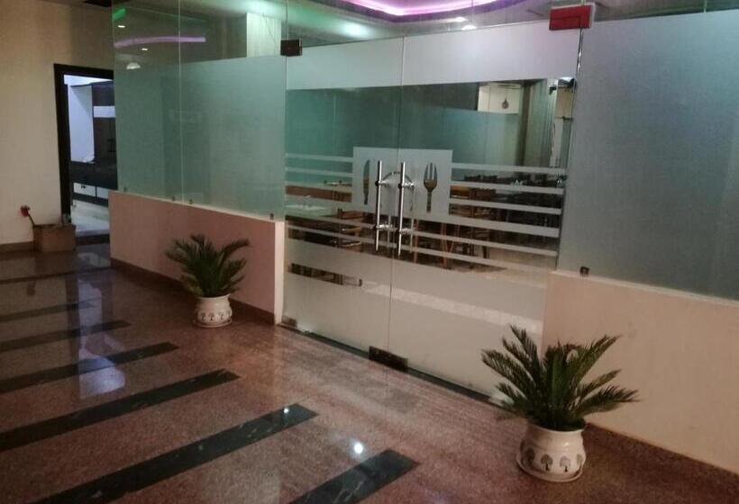 فندق Dhanraj Palace