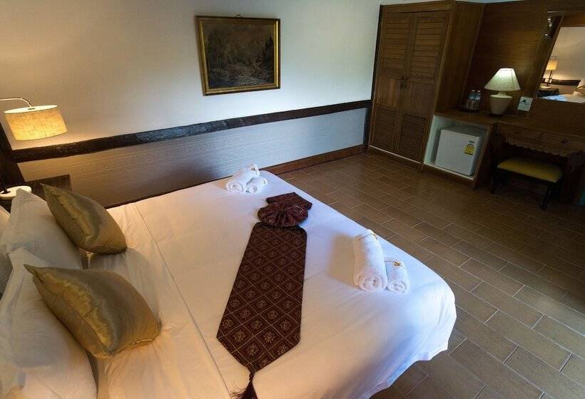 هتل E Outfitting Valley Resort