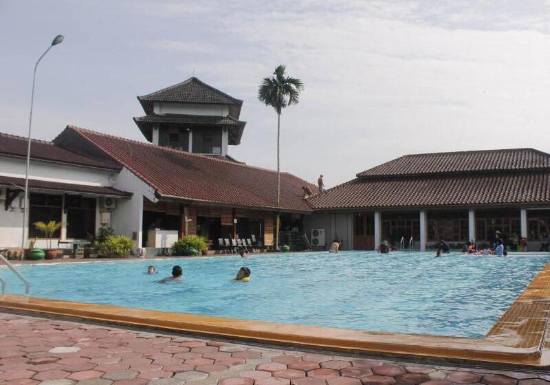 هتل Front One Resort Magelang