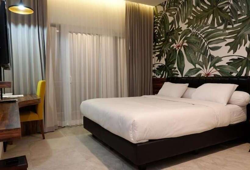 هتل Front One Resort Magelang