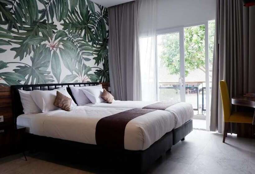 هتل Front One Resort Magelang