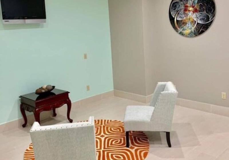 هتل Homestay Inn & Suites Edinburg