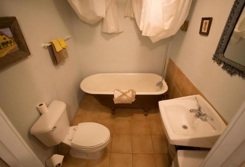 فندق صغير Snowmansion Taos Adventure Lodge