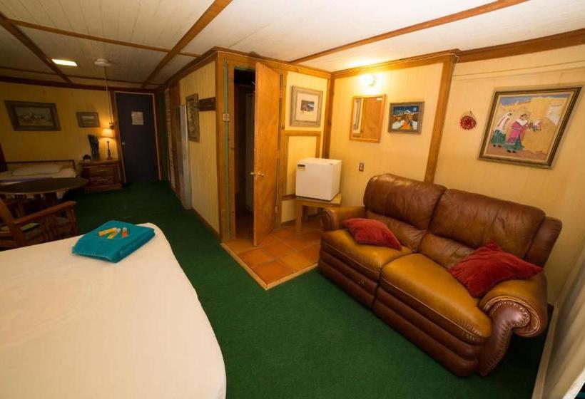 فندق صغير Snowmansion Taos Adventure Lodge