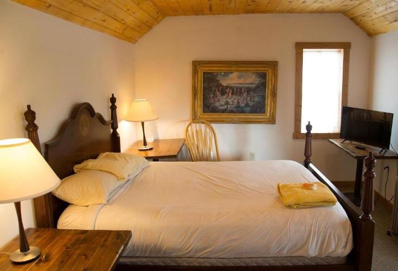 فندق صغير Snowmansion Taos Adventure Lodge